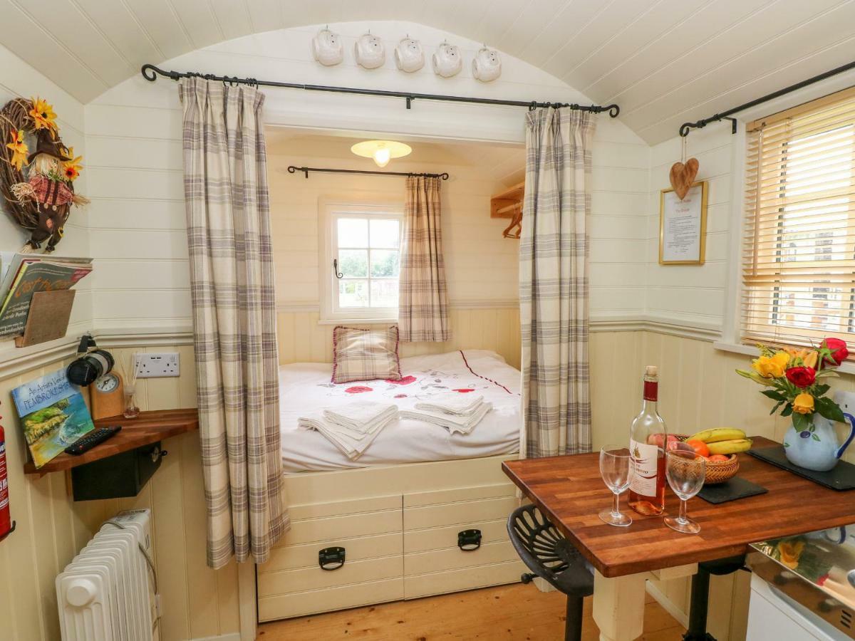 Shepherds Hut - The Crook 밀포드헤이븐 외부 사진